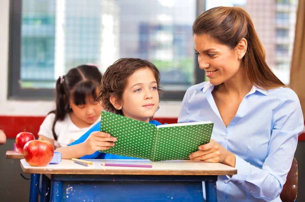 Grundskolescenen Multietniska Klasskamrater Klassrummet — Stockfoto