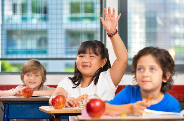 Grundskolescenen Multietniska Klasskamrater Klassrummet — Stockfoto