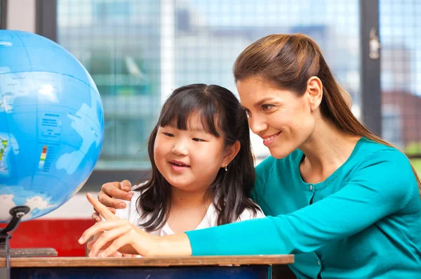 Cena Escola Primária Professor Com Alunos Sala Aula — Fotografia de Stock