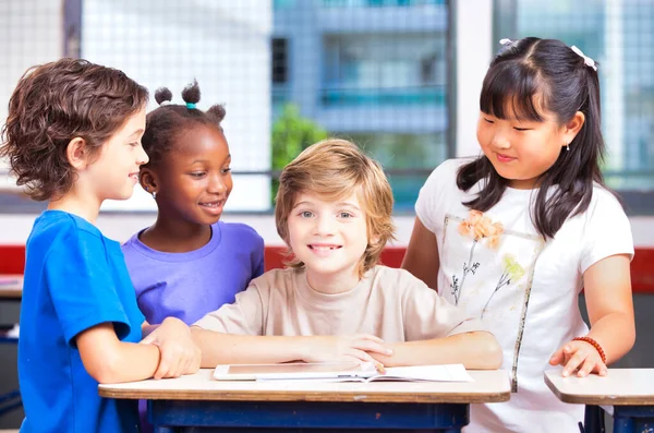 Scène École Primaire Des Camarades Classe Multiethniques Apprennent Ensemble Classe — Photo