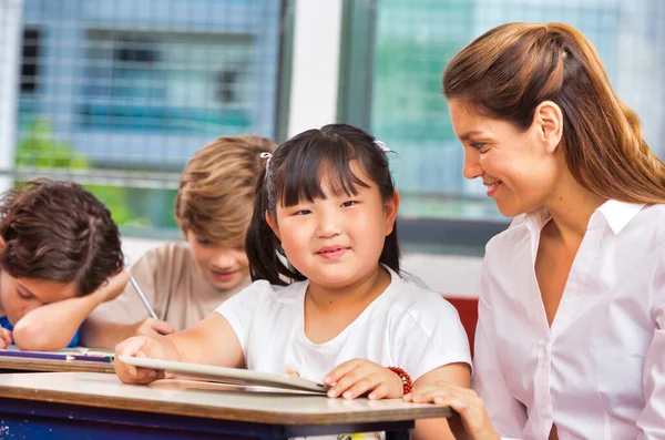 Escena Escuela Primaria Compañeros Clase Multiétnicos Aula Aprendiendo Juntos Regreso — Foto de Stock