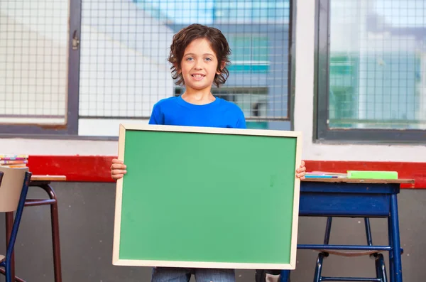 小学生拿着一个空黑板 回到学校的概念 — 图库照片