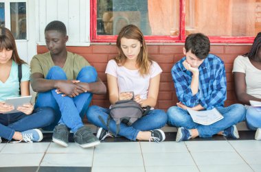 Çok ırklı gençlerden oluşan mutlu bir grup..