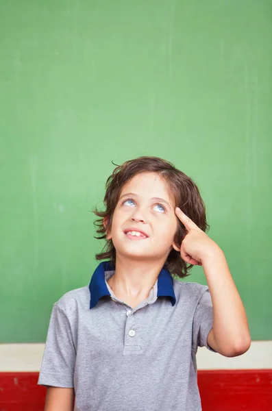 Grundskolescenen Vit Pojke Med Stor Intuition — Stockfoto