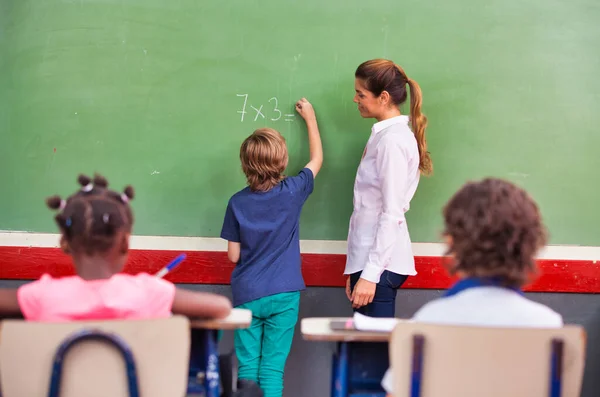 Insegnante Scuola Intervistando Allievo Alla Lavagna Concetto Ritorno Scuola — Foto Stock