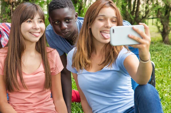 Šťastná Skupina Multietnických Teenagerů Venku Spolu — Stock fotografie