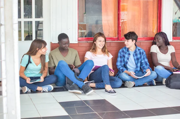 Grupo Feliz Adolescentes Multi Étnicos Livre Juntos — Fotografia de Stock