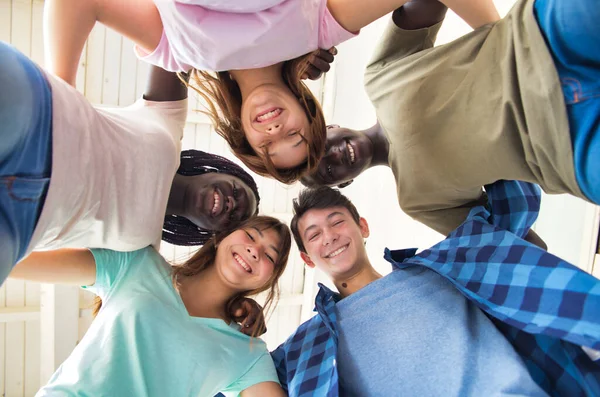 Grupo Feliz Adolescentes Multi Étnicos Livre Juntos Olhando Para Baixo — Fotografia de Stock