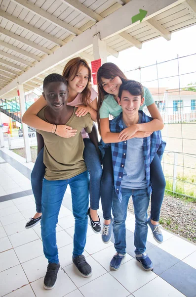 Feliz Grupo Multi Étnicos Adolescentes Aire Libre Juntos Piggybacking — Foto de Stock