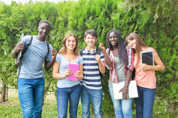 Heureux Groupe Adolescents Multi Ethniques Plein Air Ensemble — Photo
