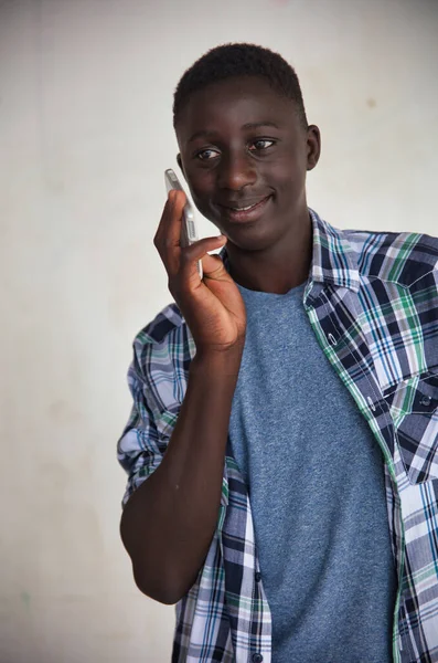 Adolescente Africano Masculino Usando Smartphone Escuela — Foto de Stock