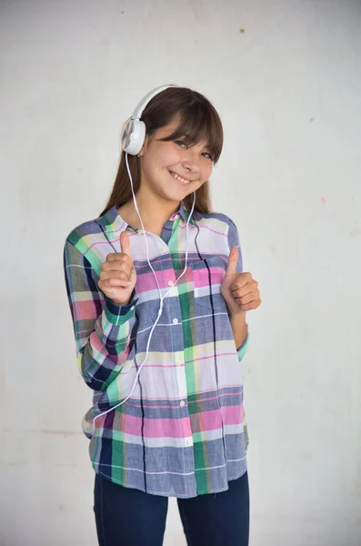 Asiática Adolescente Usando Audición Música Escuela —  Fotos de Stock