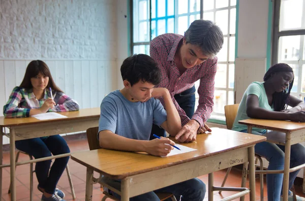 学校の10代 多民族教室でのテスト — ストック写真