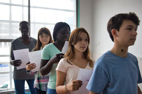 Adolescentes Escola Sala Aula Multi Étnica Entregando Teste — Fotografia de Stock