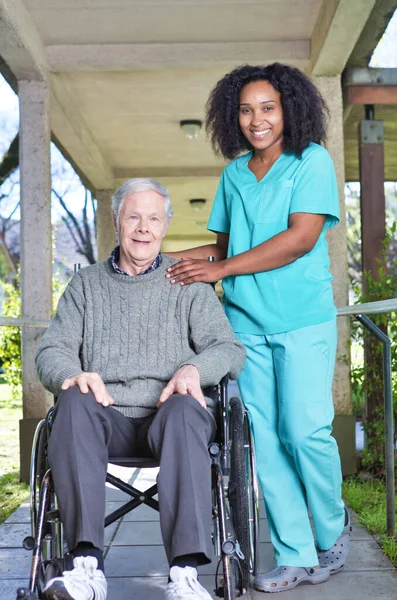 Infirmière Africaine Aidant Homme Âgé Fauteuil Roulant — Photo