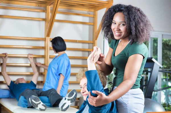 Spor Salonundaki Yaşlılar Fiziksel Egzersiz Yapıyorlar — Stok fotoğraf