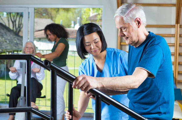 Personas Mayores Gimnasio Haciendo Ejercicios Físicos —  Fotos de Stock