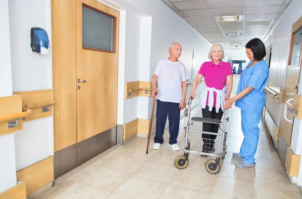 Enfermeira Asiática Assistindo Mulher Idosa Com Andador Andando Chão Hospital — Fotografia de Stock