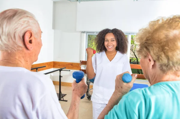 Personas Mayores Gimnasio Haciendo Ejercicios Físicos —  Fotos de Stock