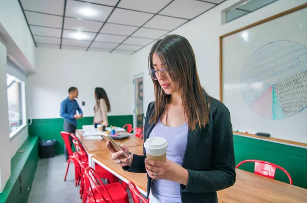 Jeunes Collègues Pendant Pause Travail — Photo