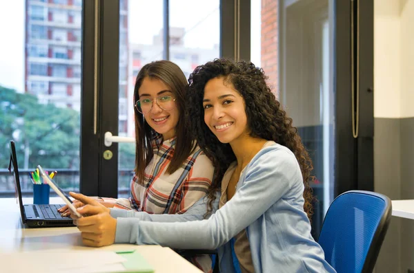 Two Young Coworkers Succeeding Work — Stock Photo, Image