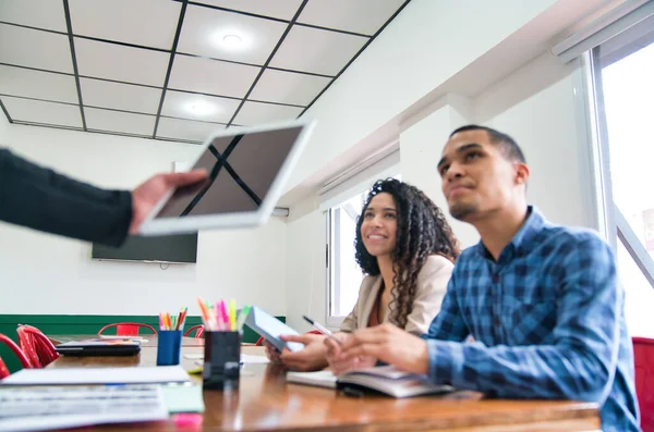 Dois Jovens Colegas Trabalho Com Sucesso Trabalho — Fotografia de Stock