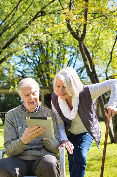 Ouderen Volwassen Paar Ontspannen Buiten Met Frisse Lucht — Stockfoto