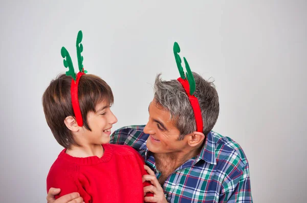 Weihnachtsszene Hause Glücklicher Mann Mit Sohn — Stockfoto