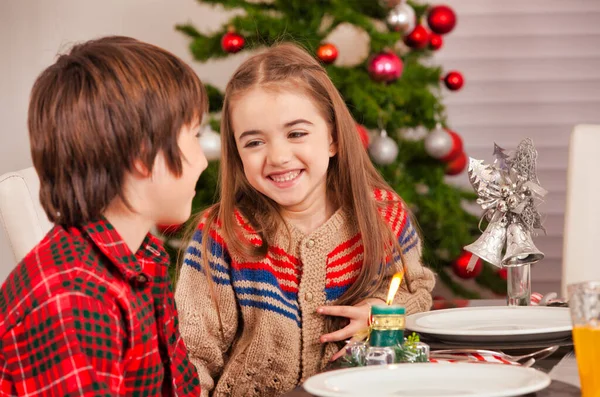 Weihnachtsszene Hause Glückliche Belästigung Und Lächelnde Schwester — Stockfoto