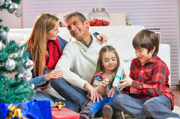 Julscenen Hemma Lycklig Familj Trädet — Stockfoto