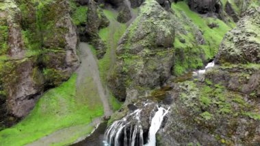 Stjornarfoss Şelaleleri yaz mevsiminde, inanılmaz hava manzarası