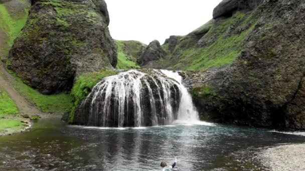 Stjornarfoss Şelaleleri yaz mevsiminde, inanılmaz hava manzarası — Stok video