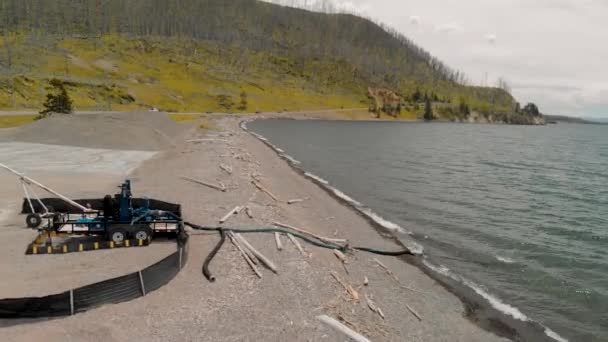 Yellowstone Lake and Hills op een bewolkte dag, Wyoming luchtfoto — Stockvideo