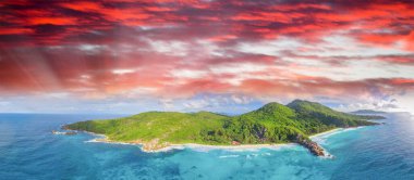 İnsansız hava aracından alınan deniz ve palmiyeli tropik plaj. Seyşeller 'in ünlü plajı - La Digue Grand Anse' nin havadan çekilmiş fotoğrafı.