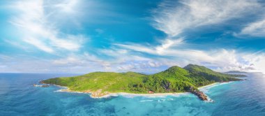 İnsansız hava aracından alınan deniz ve palmiyeli tropik plaj. Seyşeller 'in ünlü plajı - La Digue Grand Anse' nin havadan çekilmiş fotoğrafı.
