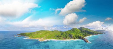 Seyşeller 'deki La Digue Adası' ndaki Büyük Anse 'nin muhteşem hava manzarası. Okyanus ve orman.