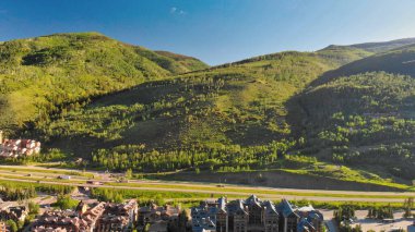 Vail, Colorado. Yaz günbatımında şehir manzarası inanılmaz.