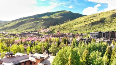 Yaz mevsiminde İHA 'dan Vail' in güzel hava manzarası, Colorado, ABD