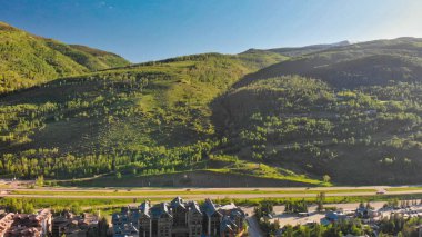 Yaz mevsiminde İHA 'dan Vail' in güzel hava manzarası, Colorado, ABD