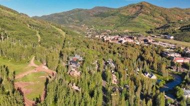 Yaz mevsiminde İHA 'dan Vail' in güzel hava manzarası, Colorado, ABD
