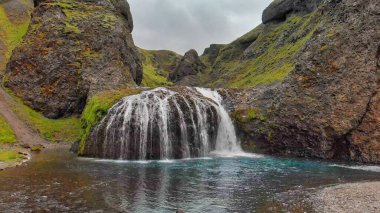 Stjornarfoss, İzlanda. Yaz mevsiminde şelalelerin güzel hava manzarası.