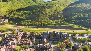 Yaz mevsiminde İHA 'dan Vail' in güzel hava manzarası, Colorado, ABD