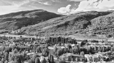 Vail, Colorado. Yaz günbatımında şehir manzarası inanılmaz.