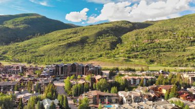 Yaz mevsiminde İHA 'dan Vail' in güzel hava manzarası, Colorado, ABD