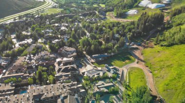 Vail, Colorado. Yaz günbatımında şehir manzarası inanılmaz.