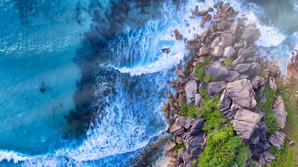 Erstaunliche Luftaufnahme Der Küste Der Insel Mit Wellen Entlang Des — Stockfoto