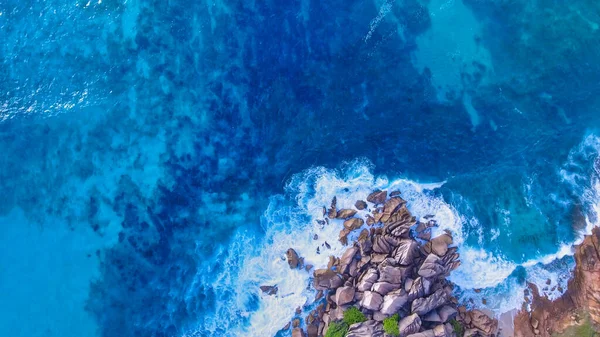 Niesamowity Widok Lotu Ptaka Wybrzeże Wyspy Falami Wzdłuż Oceanu — Zdjęcie stockowe