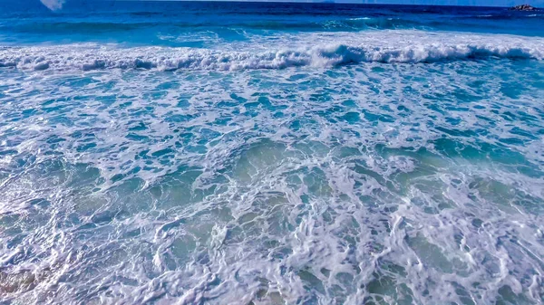 Küste Als Hintergrund Luftaufnahme Türkisfarbener Wasserhintergrund Von Oben Sommerliche Meereslandschaft — Stockfoto
