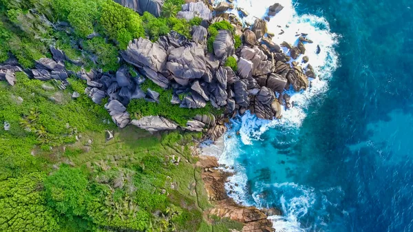 植生や海岸線と熱帯島の空中ビュー — ストック写真