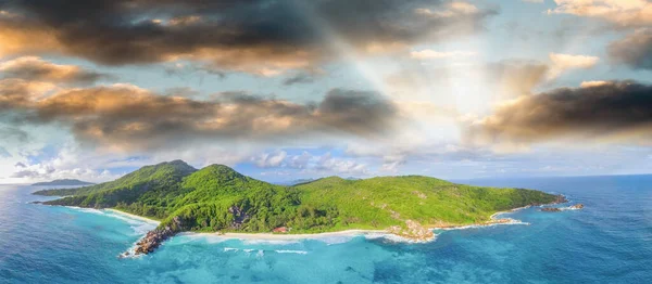 Increíble Vista Aérea Grand Anse Digue Island Seychelles Océano Bosque —  Fotos de Stock